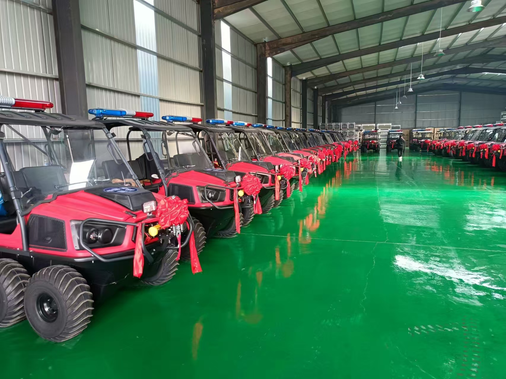 祝賀！河北五星“國債資金應急救援能力提升工程項目”中標的55輛“水陸兩棲車”列隊完畢，準備發貨！